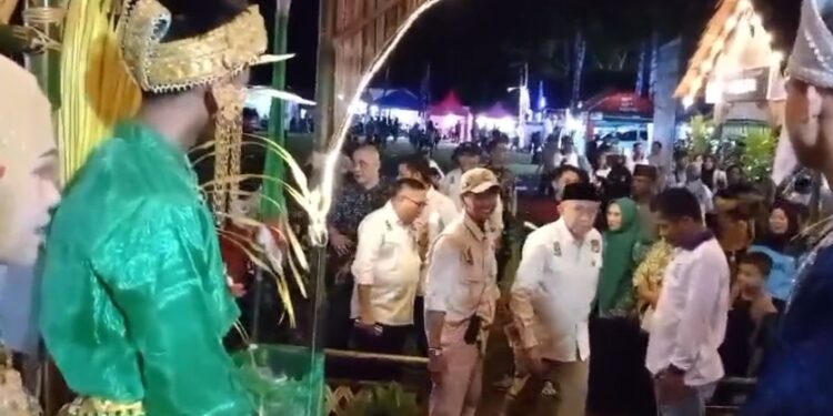 Naufal Mustamin Kades Hion Dan Sahbudin Idris Ketua BPD Sambut Wakil Bupati Banggai Di Stand Expo 2024. (Dok.Kilasbanggai.com)