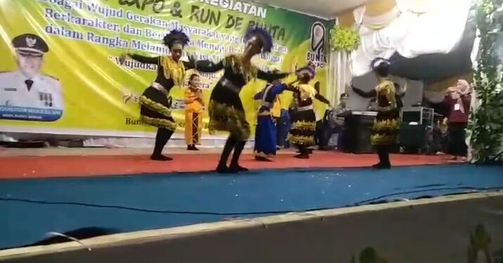 Putra Putri Desa Hion, Kecamatan Bunta Menampilkan Tarian Balantak di Bunta Expo 2024. (Dok Kilasbanggai.com)