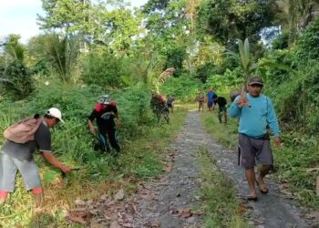 Pemdes Doda Bunta Bersama Masyarakat Lakukan Pembersihan Jalan Hingga ke Dusun Terpencil