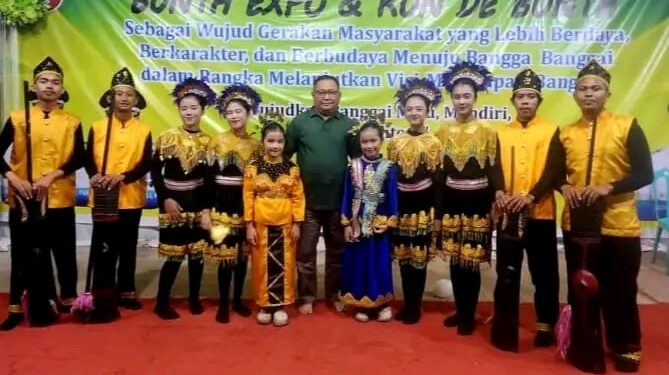 Peserta Tari Desa Hion Bersama Camat Bunta Buhari Malihat. (Dok.ist)