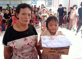 Peduli di Bidang Pendidikan, Pemdes Gonohop Serahkan Seragam Sekolah ke 70 Murid SD