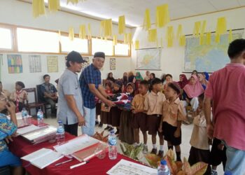 Patut Dicontoh, Kades Tetesulu Nuhon Bagikan Seragam Sekolah SD dan Beasiswa