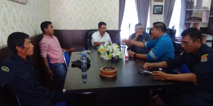 Warga Desa Uso', kecamatan batui, kabupaten Banggai sambangi kantor DPRD Banggai, desak agar di jadwalkan kembali RDP bersama PT DSLNG. (Dok.ist)