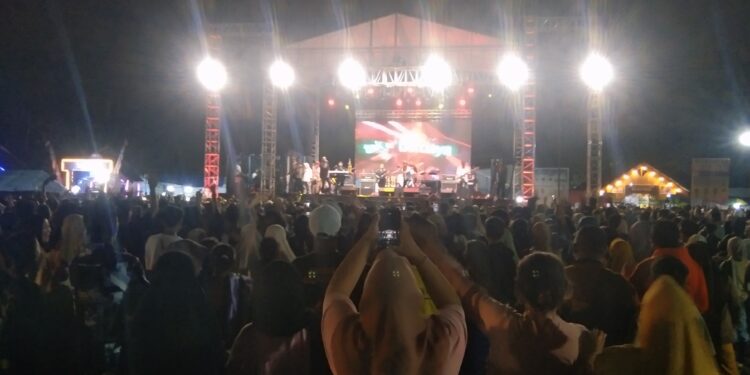 Ribuan masyarakat penuhi Lapangan gelora bunta di penutupan bunta expo 2024. (Dok.Kilasbanggai)
