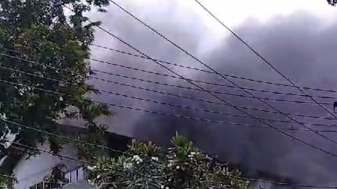 Insiden kebakaran dilaporkan terjadi di gudang PLTD Luwuk hingga menyebabkan listrik padam di hampir seluruh wilayah Kabupaten Banggai, Sulawesi Tengah, Senin (17/6/2024) sekira pukul 13.45 Wita. (Handover)