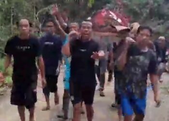 Derita Warga Dongkalan Banggai, Gotong Jenazah 4 Kilometer Akibat Jalan Rusak