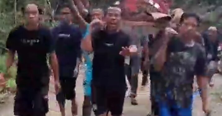 Warga menggotong jenazah sejauh hampir 4 kilometer dari Desa Dongkalan menuju Desa Asaan, Kecamatan Pagimana, kabupaten Banggai. (Dok.Screenshot vidio)