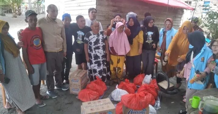 Tim Relawan Sulianti Murad berikan bantuan korban banjir di kelurahan kalaka, kecamatan bunta, kabupaten banggai. (Dok.ist)