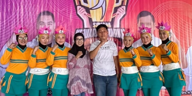 Ibrahim Muhammad kepala puskesmas bunta bersama peserta senam SKJ. (Dok.Kilasbanggai.com)