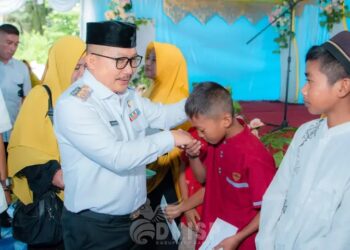 Hadiri Tabligh Akbar Di Desa Samalore, Bupati Amirudin Beri Santunan Anak Yatim Piatu