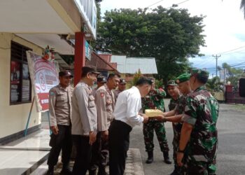 Danramil 1308-02 LB Bawa Tumpeng HUT Bhayangkara Ke-78 di Polsek Bunta