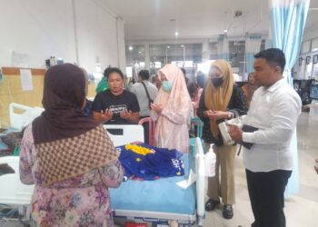 Tim Sulianti Murad Sambangi 2 Pasien asal Pagimana di RSUD Luwuk