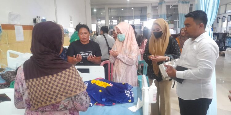 Ketua Tim Pemenangan Bakal Calon Bupati Banggai Sulianti Murad, Wardani Murad Husain, menyambangi pasien yang tengah dirawat di RSUD Luwuk, (Dok.ist)