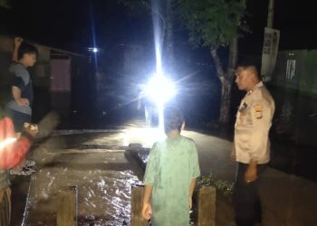 Polisi Datangi Rumah Warga Tergenang Air Hingga Jalan Amblas di Bunta Banggai