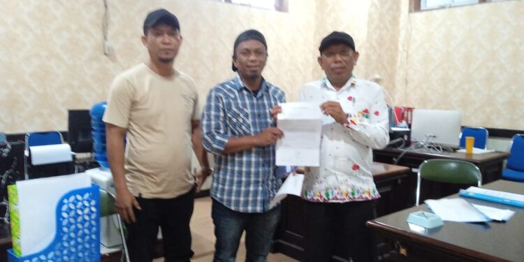 Jaringan Aktivis Desa mengadukan masalah pemecetan Ketua BPD Koyoan Permai, Kecamatan Nambo, Najar, ke DPRD Kabupaten Banggai, Senin (8/7/2024).