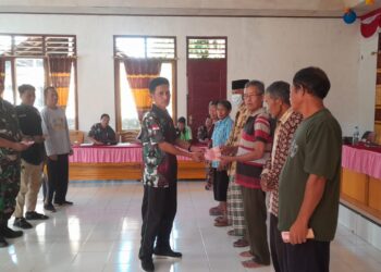 Pemdes Doda Bunta Serahkan BLTDD ke 40 KPM, Kades: Utamakan Kebutuhan Dasar