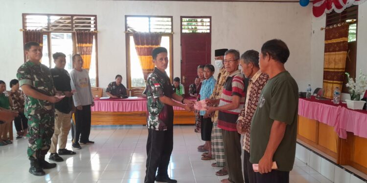 Yunis sintung, Kepala desa doda bunta, kecamatan Simpang Raya serahkan BLT Dana Desa kepada masyarakat. (Dok.ist)