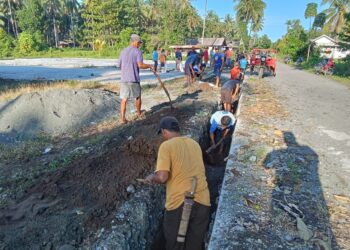 Pemdes Dowiwi dan Masyarakat Laksanakan Kerja bakti Bersihkan Riol