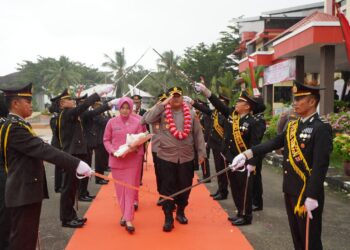 Penuh Haru, Saat Tradisi Pedang Pora Lepas AKBP Ade Nuramdani bersama Istri di Polres Banggai