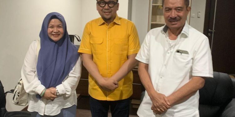 Pasangan bakal calon Bupati dan Wakil Bupati Banggai, Sulianti Murad dan Samsulbahri Mang saat melakukan pertemuan dengan Wakil Ketua Umum Bidang Bappilu DPP Partai Golkar, Ahmad Doli Kurnia Tandjung. (Handover)