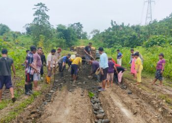 Warga Menderita Lewati Jalan Rusak di Batui dan Toili, Relawan Sulianti Murad Gercep Lakukan Perbaikan
