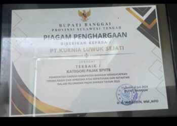 Taat Bayar Pajak, PT KLS Raih Penghargaan Terbaik 1 dari Bupati Banggai