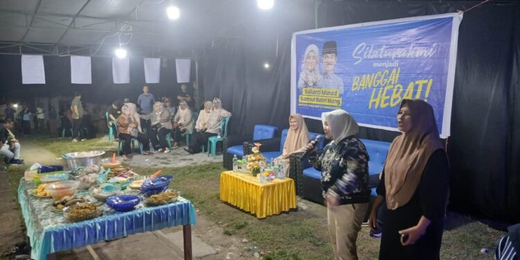 Pasangan calon Bupati dsn Wakil Bupati Banggai, Sulianti Murad-Samsul Bahri Mang, saat bersilaturahmi dengan masyarakat di Kelurahan Lontio, Kecamatan Nambo, Kabupaten Banggai, Kamis (8/8/2024) malam. (Dok: KilasBanggai.com)