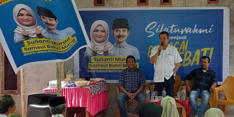 Bakal Calon Wakil Bupati Banggai, Samsul Bahri Mang, bertemu masyarakat Desa Padungnyo, Kecamatan Nambo, Kabupaten Banggai, Kamis (8/8/2024). (Dok: KilasBanggai)