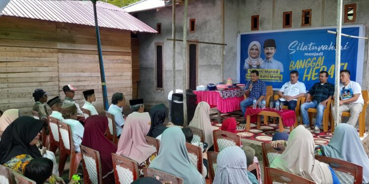 Bakal Calon Wakil Bupati Banggai, Samsul Bahri Mang, bertemu masyarakat Desa Padungnyo, Kecamatan Nambo, Kabupaten Banggai, Kamis (8/8/2024). (Dok: KilasBanggai)