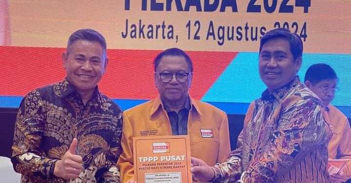 Ketua Umum Partai Hanura, Oesman Sapta Odang, serahkan rekomendasi dukungan  pikadan Banggai 2024 ke Herwin Yatim dan Hepy Manopo, di Jakarta, Senin (12/8/2024)