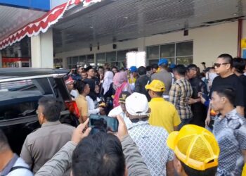 Penjemputan Calon Bupati Banggai Petahana di Bandara Luwuk Didominasi ASN