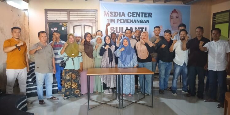 Sejumlah warga Kecamatan Moilong mendeklarasi dukungan untuk bakal pasangan calon Sulianti Murad-Samsul Bahri Mang di Pilkada Banggai 2024, Jumat (16/8/2024). (Foto: Istimewa)