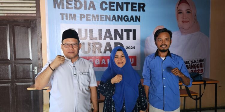 Ketua PDNW Banggai, Mursidin (kiri) bersama Sekretaris PDNW Banggai, Muhammad Maruf (kanan) saat menemui Sulianti Murad, di kediamannya di kompleks Dahlia Luwuk, Sabtu (17/8/2024). (Foto: Istimewa)