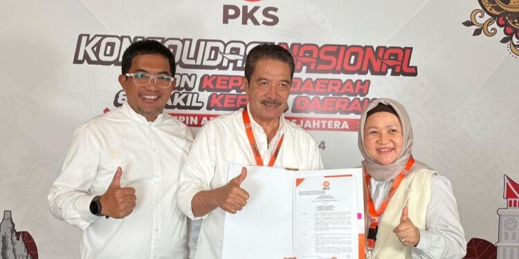Partai Keadilan Sejahtera (PKS) secara resmi menerbitkan dokumen format B1 persetujuan partai politik KWK atau sebelumnya dikenal dengan format B1 KWK kepada pasangan bakal calon Sulianti Murad-Samsul Bahri Mang untuk berlaga di Pilkada Banggai 2024. (Dok: Istimewa)
