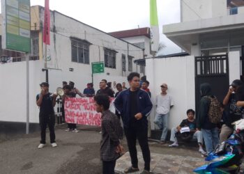 Mahasiswa Demo Dugaan Korupsi di Kantor Kejari Banggai, Ingatkan Camat soal Dana Kecamatan Rp 5 Miliar