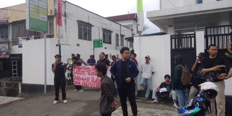 Aliansi Mahasiswa Banggai menggelar aksi di depan Kantor Kejari Banggai dan kawasan tugu Adipura Luwuk terkait penanganan kasus dugaan korupsi, serta penanganan dana kecamatan Rp 5 miliar, Jumat (30/8/2024). (Dok Istimewa)