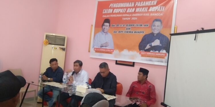 Herwin Yatim - Hepy Yermia Manopo Deklarasi Maju Pilkada Banggai 2024 di Kantor DPC PDI-P Banggai. Sabtu 10/8/2024. (Kilasbanggai.com)