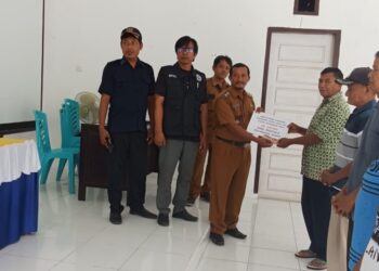 Pemdes Mantan B Nuhon Serahkan BLTDD ke 17 KPM,  Yerlianus; Utamakan Untuk Kebutuhan Pokok