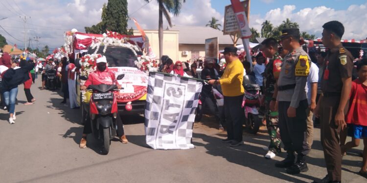Camat bunta saat melepas peserta karnaval menyambut HUT RI ke 79. (Dok.Kilasbanggai.com)