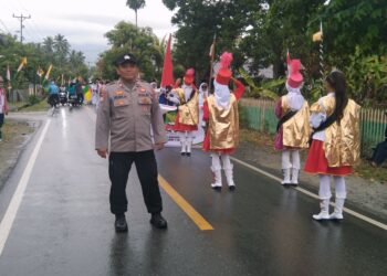 Polisi Kawal Ketat Lomba Gerak Jalan HUT RI ke 79 di Nuhon