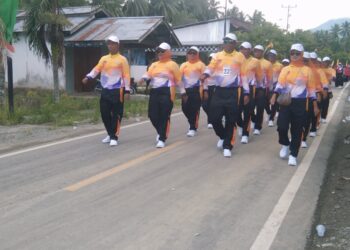 Yel-yel Peserta Gerak Jalan Pimpinan Kades Tomeang: “Siapa Bupati Kita? ATFM