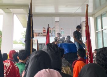 Mengawal Putusan MK, Mahasiswa Banggai Demo di Tengah Guyuran Hujan