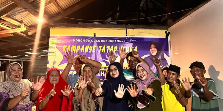 Anggota DPRD Banggai terpilih, Andi Maharani, bersama konstituennya pada Pileg 2024 lalu. (Foto: Istimewa)