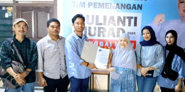 Momen Calon Bupati Banggai Hj`Sulianti Murad saat  menerima SK Dukungan Prima (Selasa,27/08/2024)