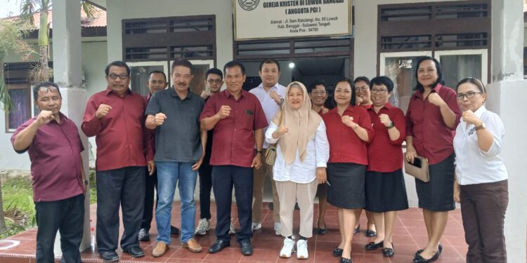 Pasangan Calon Bupati dan Wakil Bupati Banggai, Sulianti Murad dan Samsul Bahri Mang, mengunjungi Kantor Sinode Gereja Kristen Luwuk Banggai (GKLB), Senin (2/9/2024). (Dok Istimewa