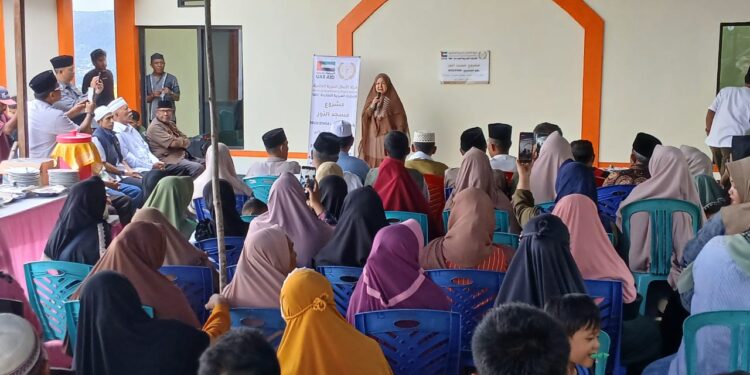 Bakal calon Bupati Banggai, Sulianti Murad, bersama warga dalam acara peresmian Masjid An-nur BunginTimur, Senin (2/9/2024). (Dok Istimewa)