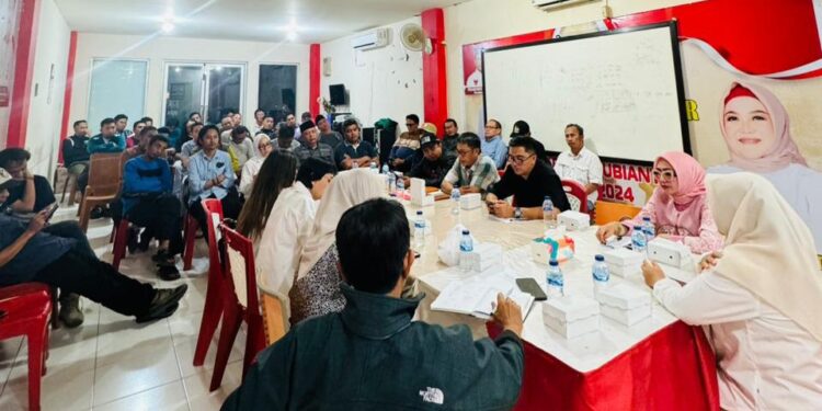 Rapat koalisi partai politik pendukung pasangan calon Bupati dan Wakil Bupati Banggai, Sulianti Murad - Samsul Bahri Mang, Senin (2/9/2024) malam, memutuskan memberikan kepercayaan kepada Ketua DPD Partai NasDem Batia Sisilia Hadjar sebagai ketua tim koalisi partai. (Dok Istimewa)