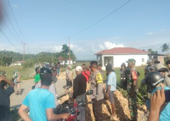 Warga Tutup Jalan di Desa Bantayan, Protes Kerusakan Jalan yang Tak Kunjung Diperbaiki