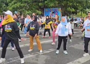 Ratusan Warga Ikut Senam Gemoy Ala Sulianti Murad-Samsul Bahri Mang di Teluk Lalong