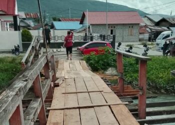 Respon Cepat Keluhan Pedagang, Sulianti Murad Perbaiki Jembatan Rusak di Pasar Simpong